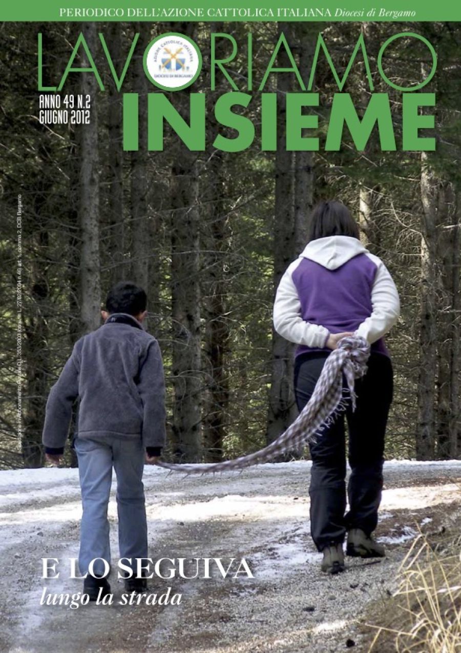 E lo seguiva lungo la strada
